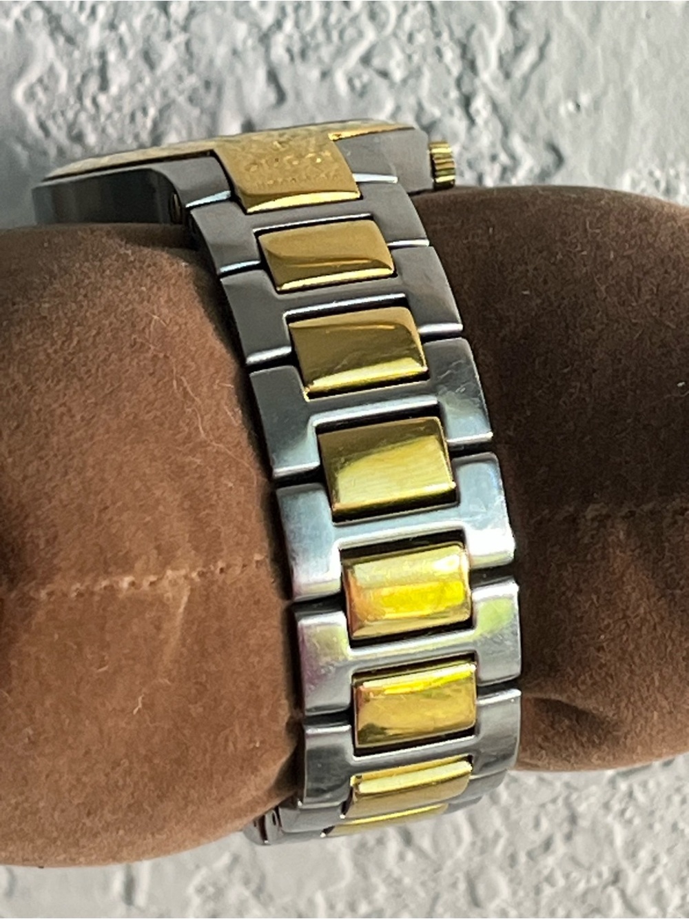 Gucci 8900M Two Tone Stainless Steel men’s Watch YA089304 - Picture 6 of 15